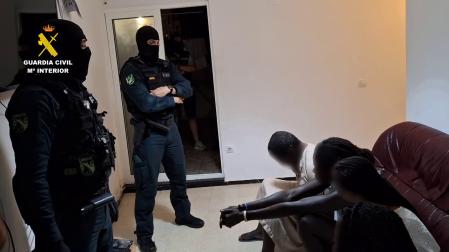Agentes de la Guardia Civil, con detenidos