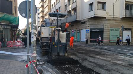 Trabajos de asfaltado en la calle Amaya
