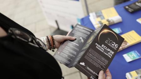 Folletos de la campaña informativa municipal para que los madrileños puedan observar con seguridad el eclipse de este miércoles