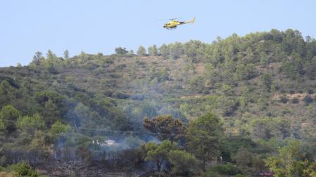 Uno de los helicópteros interviniendo en el fuego iniciado junto al cementerio