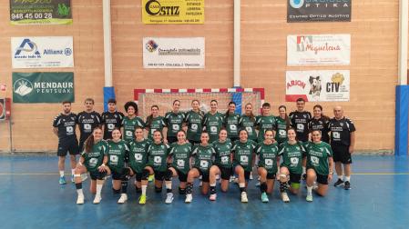 Integrantes del Replasa Beti Onak en su primera sesión de entrenamiento en el polideportivo de Santesteban este martes 11 de agosto por la tarde