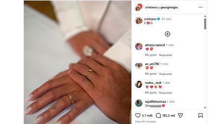 - El futbolista portugués Cristiano Ronaldo y la modelo e influyente hispano-argentina Georgina Rodríguez se han casado, según refleja la fotografía que han publicado ambos este martes en la red social Instagram en la que aparecen dos manos con dos alianzas