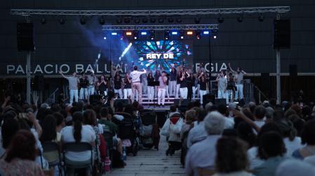En sus conciertos existe gran interacción entre escenario y público