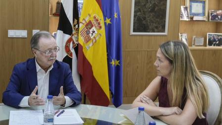La vicesecretaria de Coordinación Sectorial del PP, Alma Ezcurra, conversa con el presidente de Ceuta, Juan Jesús Vivas