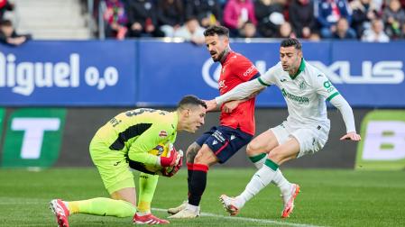 Diego Rico cierra el espacio a Rubén García ante su portero David Soria en un Osasuna-Getafe en El Sadar