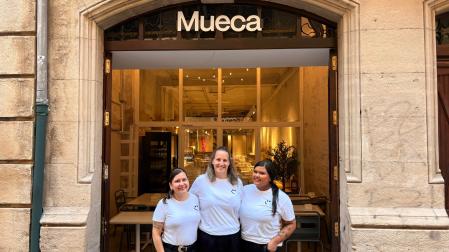 De izquierda a derecha, Juliana Rincón Betancur, María Iraola Jubera y Verónica Aguilar Saavedra, empleadas de Mueca, el nuevo establecimiento.