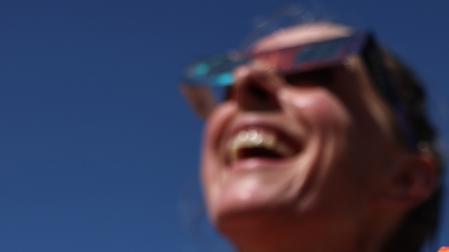 Una mujer, con unas gafas para ver el eclipse