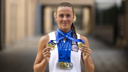 La nadadora Ariadna Malo con sus seis medallas del Campeonato de España Junior en Sabadell.