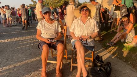 Las mellizas Gabriela (izda.) y Teresita Grocin Arriazu, preparadas para ver el eclipse