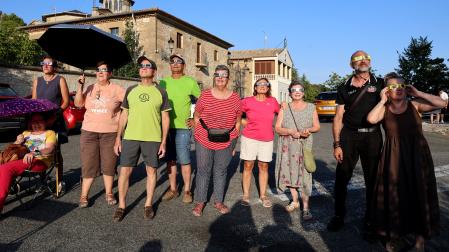 Varias personas observan el eclipse en la explanada de la Basílica del Puy, centro neurálgico de la ciudad durante el fenómeno astronómico de ayer.