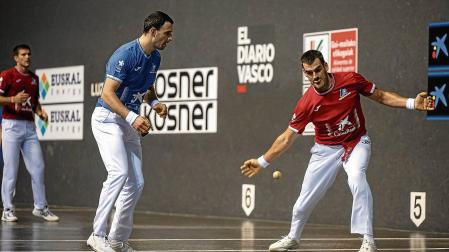 Ezkurdia remata una pelota junto a su rival ayer Altuna III en el Atano III de Donostia