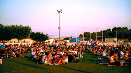 Los 1.353 asistentes observando el total del eclipse en el campo de fútbol de Fitero