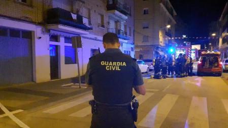 Un Guardia Civil en el lugar del incendio de Lodosa