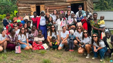 Erika Sáenz de Santa María y Johana Mendiburu, profesionales de la Clínica Universidad de Navarra, durante el desarrollo del proyecto de cooperación Crane Angels en Uganda.