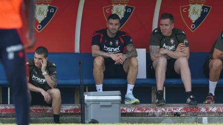 Diego Rico, nuevo fichaje de Osasuna, viendo el entrenamiento de Osasuna