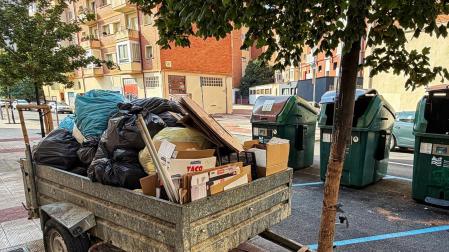 Los vecinos demuestran con instantáneas de varios días que los problemas con la basura son más que reales