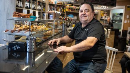 Alberto Ochoa Fernández en el interior del bar De Bellota
