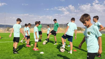 Jóvenes participantes en el 6º Campus de Fútbol Bajo Pirineo en Lumbier