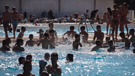 Bañistas se ponen a remojo frente al calor en las piscinas del club de tenis de Pamplona