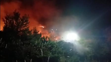 El incendio forestal declarado el lunes en Peñas de Riglos (Huesca) y que este jueves alcanzaba ya las 8.000 hectáreas afectadas, ha obligado esta madrugada a desalojar Santa María de la Peña, Triste, La Peña Estación y Yeste