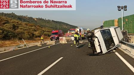 Imagen del vehículo volcado en la A-21, en Urraúl Bajo