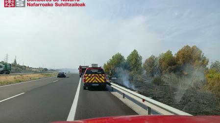 3 focos de incendio de vegetación en la cuneta de la AP-15 entre Tiebas - Muruarte De Reta y Unzué