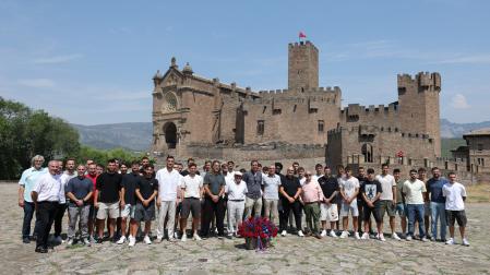 La plantilla y el cuerpo técnico, en la explanada del Castilo