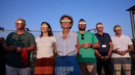 A* Jesús Garzaron/Gobierno de Navarra. F* 2026_08_12T* Eclipse solar. Presidenta y consejeros siguen el eclipse desde el punto de visualizaciónL* Sendaviva, Arguedas