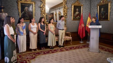 Los seis becados de la beca Fulbright y la presidenta del Gobierno de Navarra, María Chivite, durante la recepción