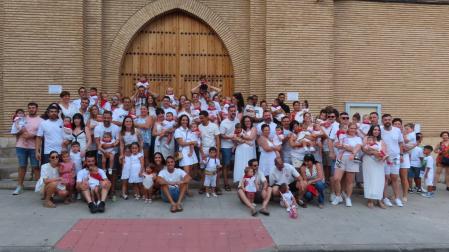 Niños, padres y demás familiares, juntos en la plaza del Ayuntamiento de Murchante