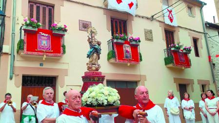 La patrona a hombros de los auroros durante la procesión del rosario de la aurora