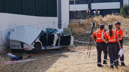 Tres agentes de Atestados de la Policía Foral en el lugar del accidente