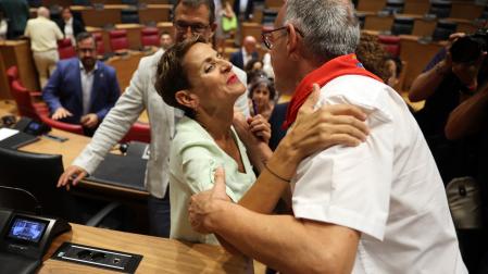 *A: JOSE CARLOS CORDOVILLA *F: 15-08-2023 *P: MARIA CHIVITE Y ADOLFO ARAIZ *L: PAMPLONA *T: PLENO DE INVESTIDURA DE MARIA CHIVITE COMO PRESIDENTA DEL GOBIERNO DE NAVARRA. SEGUNDA VOTACION El parlamentario de EH Bildu Adolfo Araiz fue uno de los primeros en felicitar a María Chivite tras ser reelegida presidenta el pasado 15 de agosto.