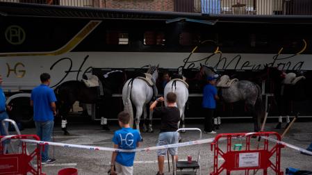 La amplia cuadra de caballos de los Hermoso de Mendoza aguarda el inicio del festejo, en los prolegómenos de la corrida del 3 de agosto en Estella.