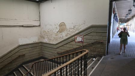 Imagen de las escaleras del pasaje de la Jacoba a las que se acceden desde la plaza del Castillo y que se llenan de orines