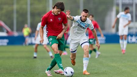 Jonathan Dubasin disputa un balón con Caneda en la segunda parte del encuentro del sábado por la mañana en Tajonar