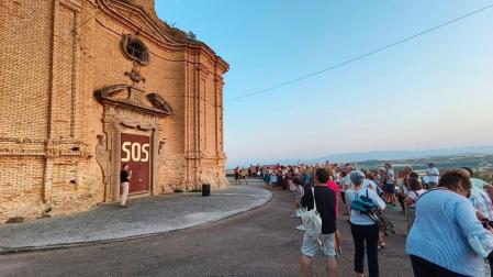 Vecinos y visitantes acudieron a la ermita de los Remedios para ver el eclipse y pedir su recuperación