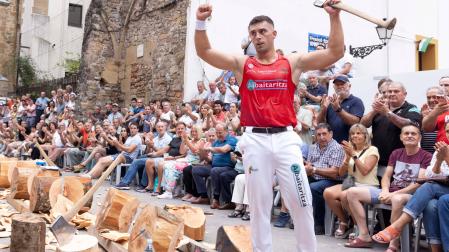 Iker Vicente levanta los brazos tras culminar su trabajo en la Plaza de la Trinidad de San Sebastián