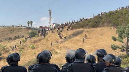 Una hilera de efectivos marroquíes controlaba este sábado a grupos de inmigrantes subsaharianos para impedirles el paso