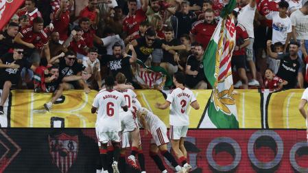 El centrocampista del Sevilla Jon Guridi celebra el gol junto a sus compañeros