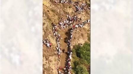 Una res golpea a un mozo en el primer encierro del Pilón de Falces