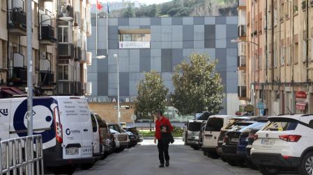 La sede de UPN está en la calle las Maestras, muy cerca del ayuntamiento, que se ve al fondo