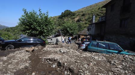 Vista de los efectos de una riada en Manzanedo de Valdueza (León) este domingo
