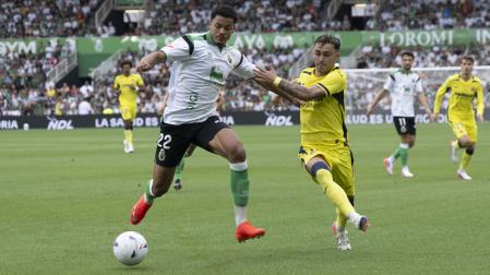 Pedro Felipe y Alberto Moleiro disputan un balón durante el encuentro que ha enfrentado a Racing de Santander y Villarreal