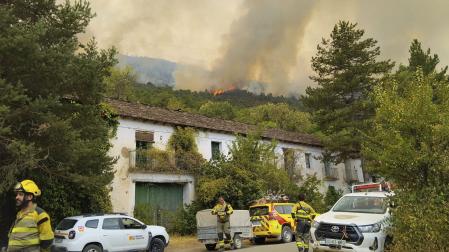 El incendio declarado el lunes en las Peñas de Riglos (Huesca) afecta ya a más de 16.000 hectárea