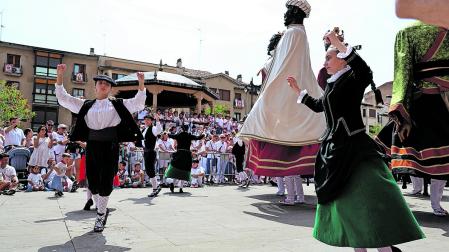 Danzaris y gigantes bailan juntos ‘La Pilindros’