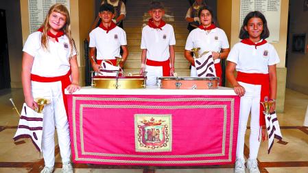 Desde la izda., Elaia Ojer Larrión, Maren Moreno Salinas, Asier Valencia Martínez, Jone Fernández Alzórriz y June López Arregui con los clarines y timbales antes de la salida de la corporación estas fiestas.