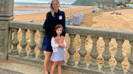 La diseñadora de moda Edurne Ibáñez, junto a la playa de Zarautz con su hija Avril, de 6 años