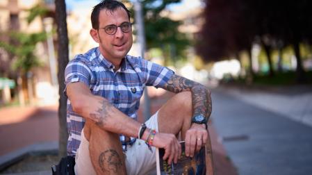 Javier Baines sujetando su libro ‘Sed de sangre’