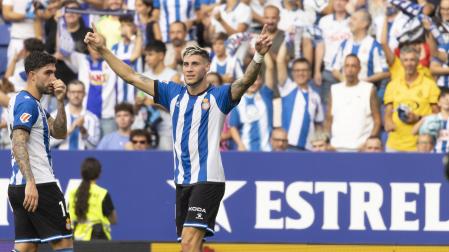 El delantero del RCD Espanyol Roberto Fernández celebra tras anotar el 2-0